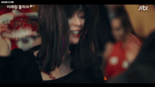 权娜拉真是成了史上最抢镜的最正女二,近期在她韩剧《梨泰院 class