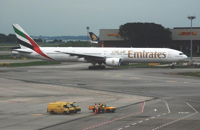 阿联酋航空叫停全球航班几小时后,宣布保留数条航线,含中国香港