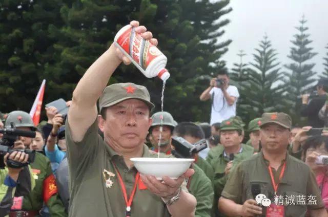 图片说明:老山主攻营营长臧雷祭祀两山作战烈士.