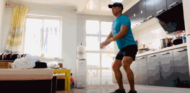 在家不耽误健身,跟着资深户外摄影师一起练