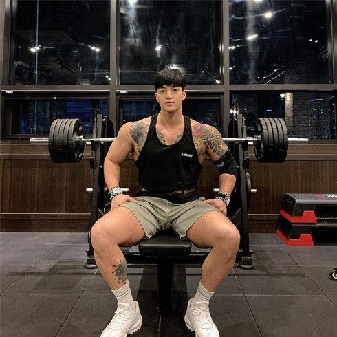 韩国欧巴健身4年,拥有健硕身材,肌肉发达但遭网友吐槽