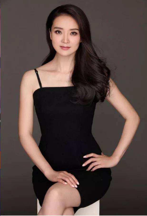 王艳穿着一身黑色的连衣裙,黑色并且紧身的设计将它美丽的傲人自信的