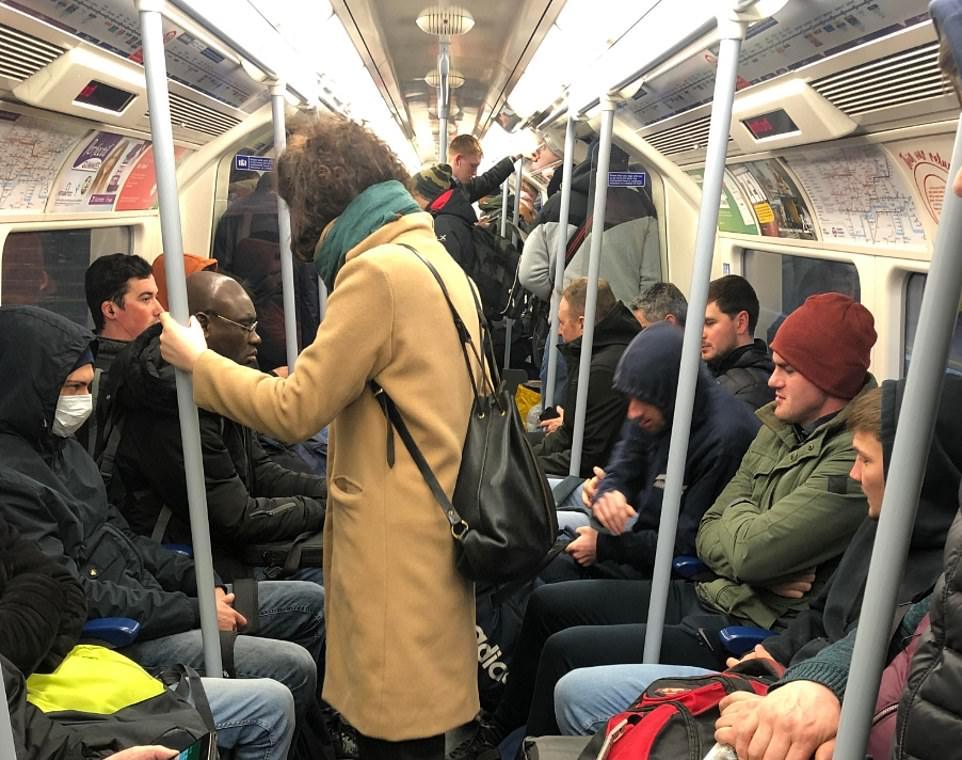 这张照片拍摄于今天上午6:23分,地铁车厢里挤得满满当当.