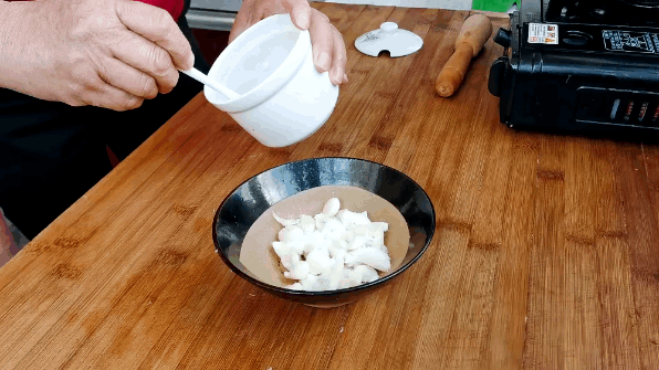 tips:放盐一是调味,二是为了防止捣蒜的时候乱蹦.
