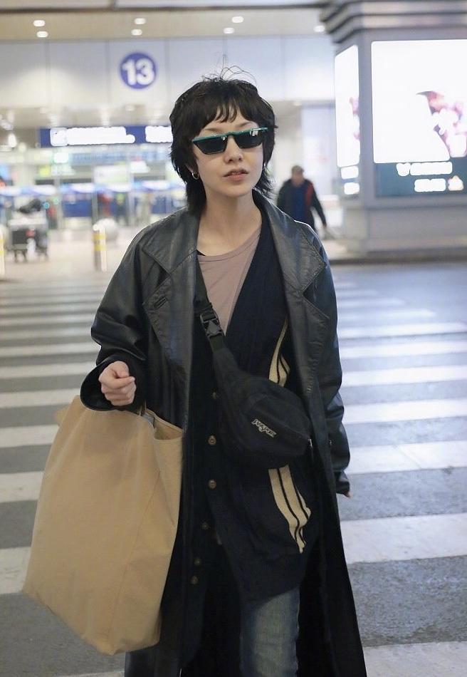 郭采洁个子娇小,穿白色外套搭配黑色紧身裤走机场,意外洋气减龄