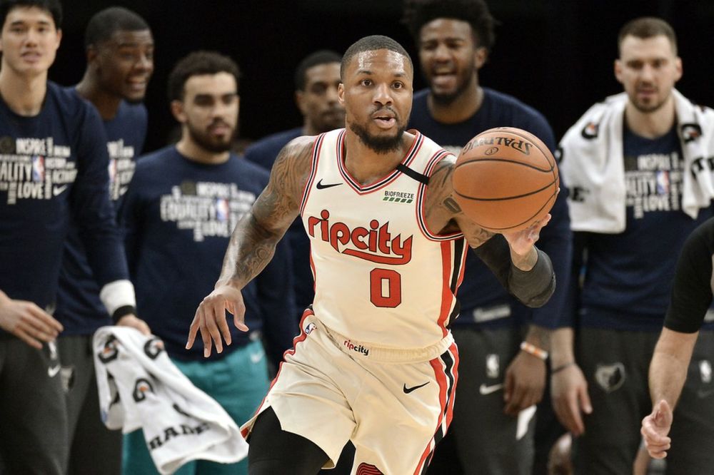 波特兰开拓者球星达米安-利拉德在nba停赛期间,进行了一场网络直播