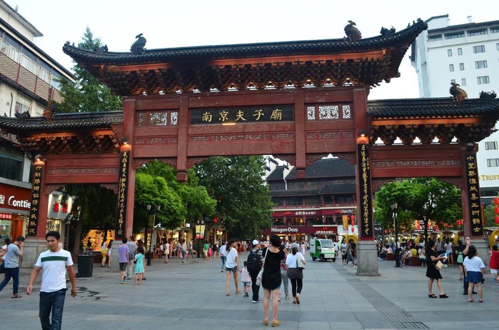 漫步南京夫子庙,古城商铺林立,来往游客络绎不绝