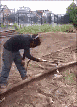 gif搞笑趣图:人竟然没事,幸亏有头盔,要不然就真惨了!