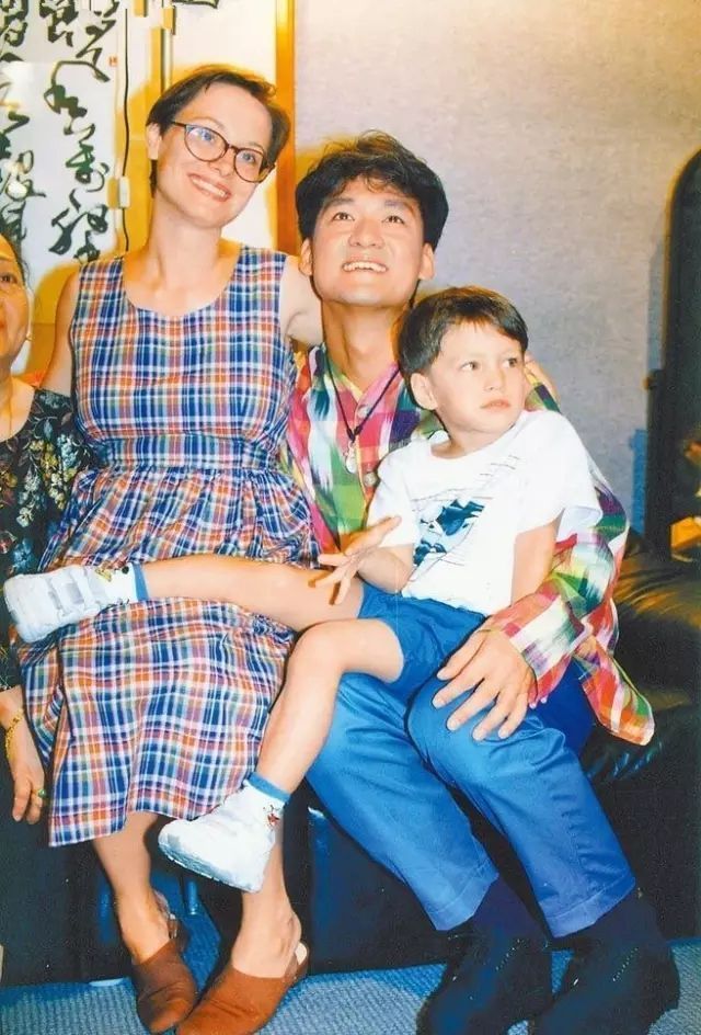 周华健混血儿子近照曝光,浓眉大眼像妈妈,看上去比周华健要老成