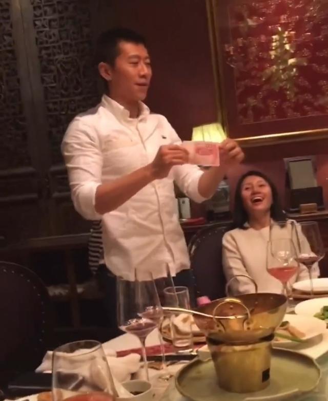 44岁夏雨拍视频曝光家庭现状?1年多从不晒老婆,网友:袁泉呢?