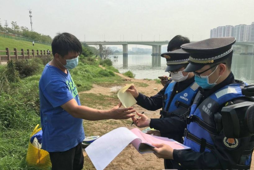 南宁人注意了!邕江禁渔期,不允许一人多竿钓鱼,违者被