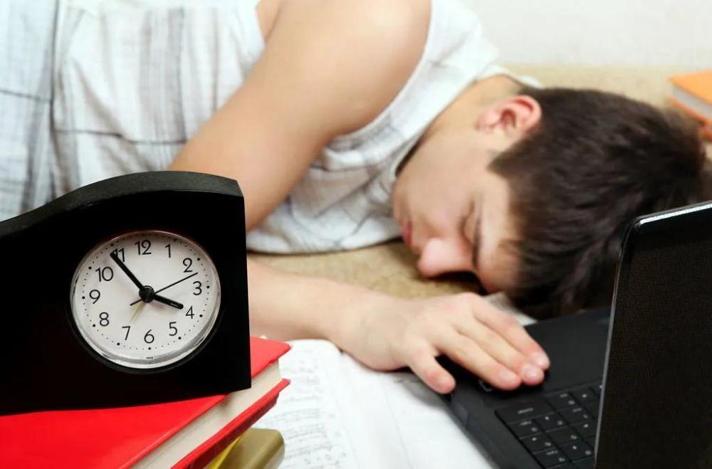 经常睡眠不足的人脑子都是"垃圾"?熬夜真的会让人变"傻"?