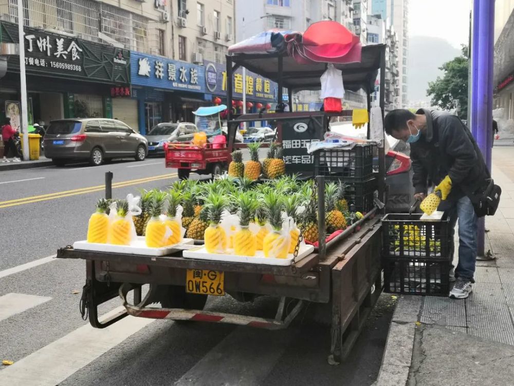 街边的商贩运来了新鲜的水果,菠萝的气味在春天的空气里,格外香甜.