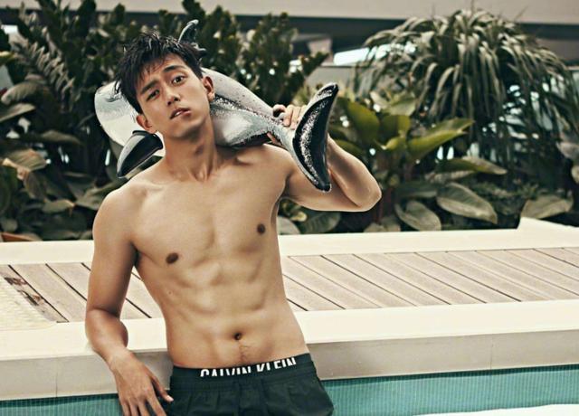 男星体重太优秀:李现八块腹肌130斤,肖战王俊凯身材好