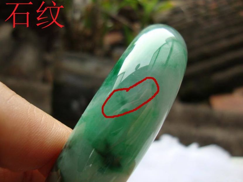 石纹是有颜色的,大多数石纹的颜色为白色或乳白色,部分翡翠石纹会被