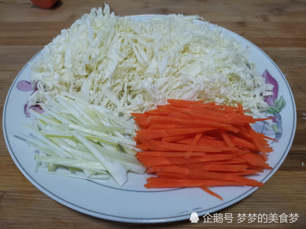 胡萝卜加白菜心,做一个特制凉菜,开胃减脂又美味!