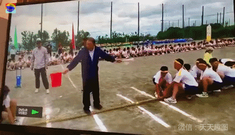 搞笑gif:隐约记得这是熏蚊子的东西,但好像我也吃过!