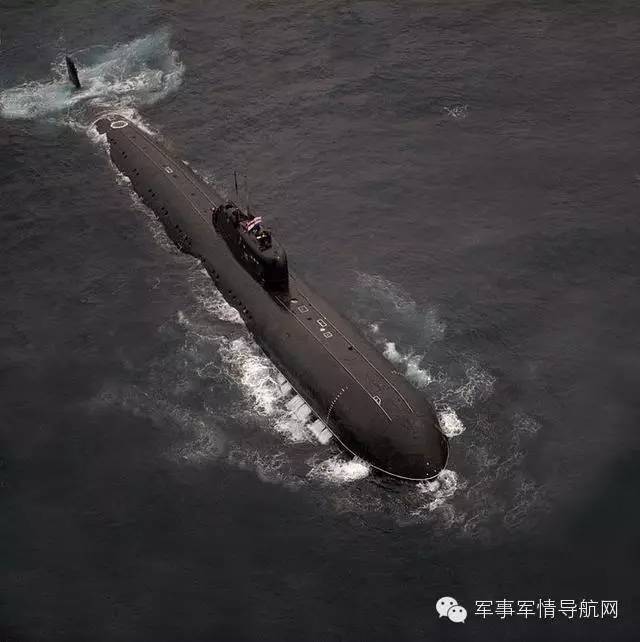 k-159号核潜艇是一艘n级核潜艇,水下排水量400多吨,配备有8根533毫米