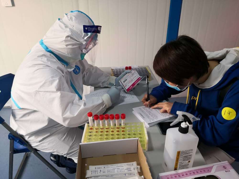 探访深圳国际机场海关核酸采样区:他们在忙啥?