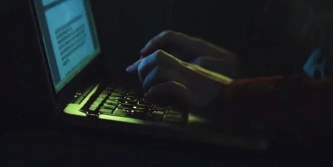 看恐怖片害怕猜一个成语_看恐怖片害怕的表情包