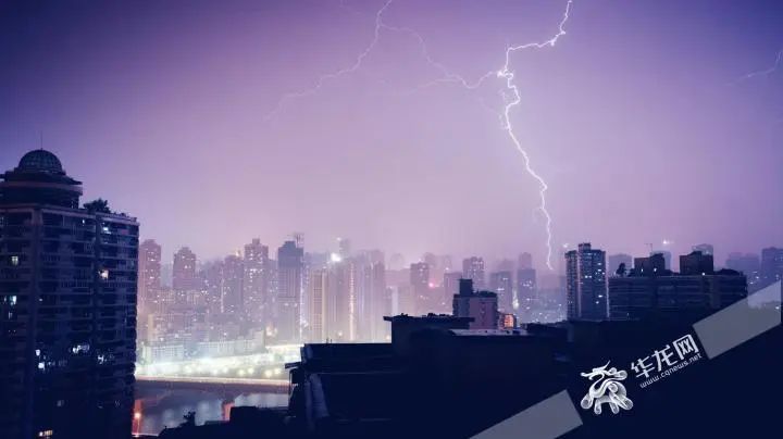 3月25日凌晨,重庆主城雷雨交加,一道道闪电照亮了山城.