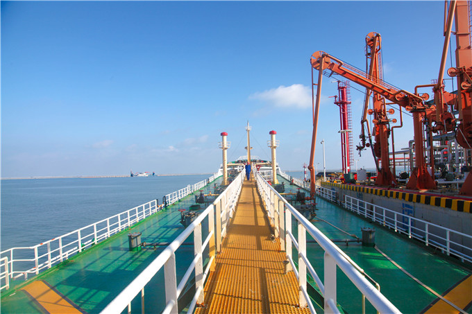 宝港国际液化品码头正在进行卸油作业