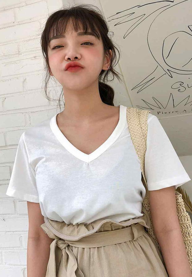 反而只适合小脸星人和平胸的小可爱穿着,适当露出手臂曲线的小圆领,对