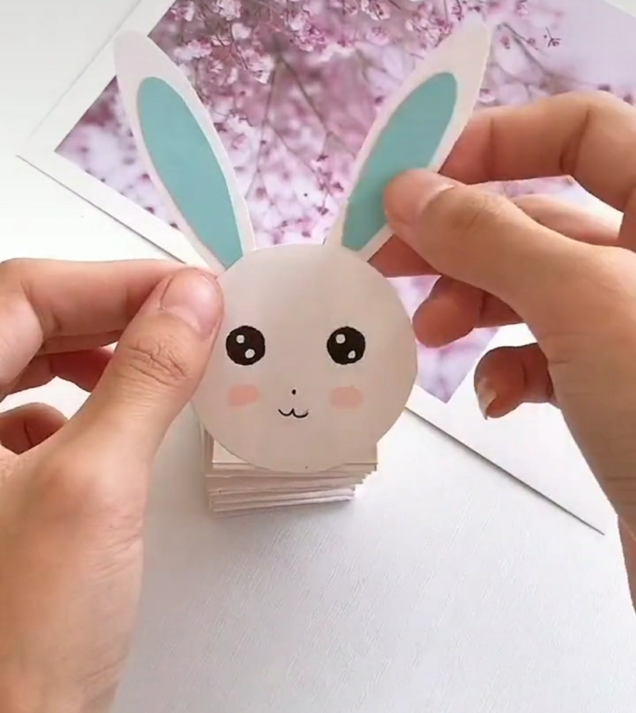 第六步:用有颜色的卡纸剪出四个半椭圆形,画上脚趾,作为兔子四肢.