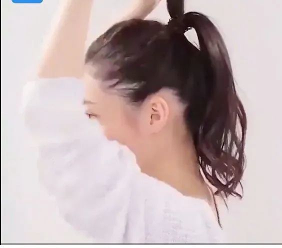 只要把梳好的小丸子用发网套好, 再用小爪子把马尾假发 抓在丸子头
