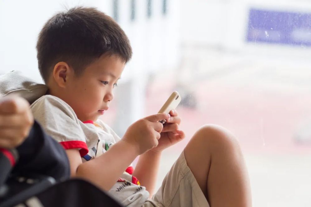线上学习时 选择电子产品的优先程度: 例如,孩子看手机的距离大概为