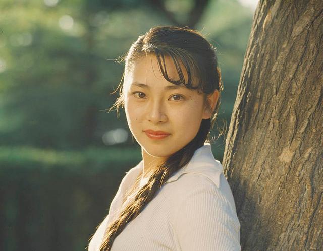 为了利智,李连杰抛下大肚子的黄秋燕,黄秋燕现在过得如何?