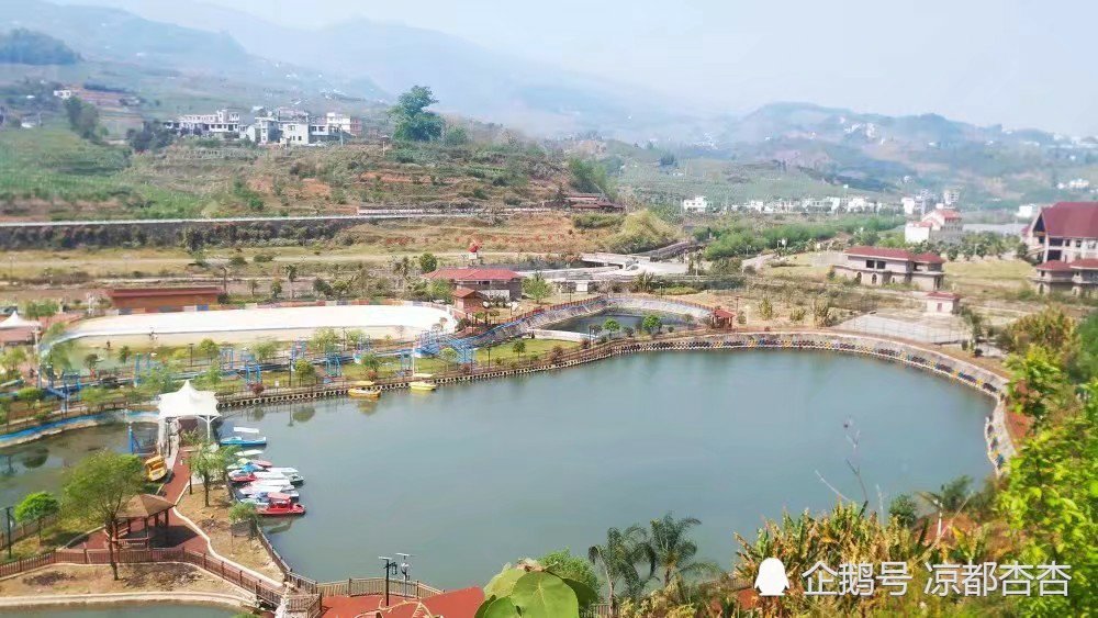 实拍贵州省六盘水市水城县 半方塘猕猴桃布依风情小镇