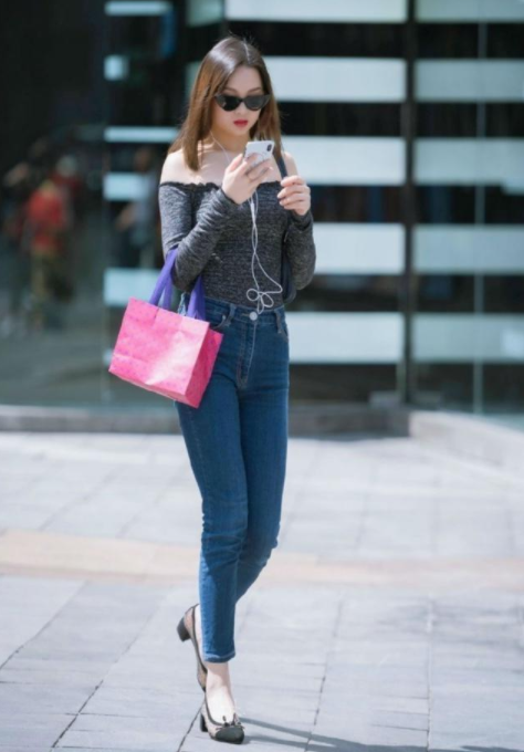 街拍美图:柔美娇俏的小姐姐,唯美的穿搭很动人,凸显女神的魅力!