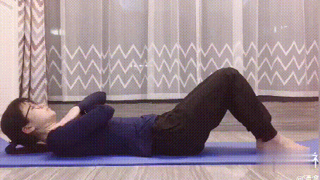 动作1,交替屈肘支撑 当你练出马甲线后,一周也需要保持3次训练,同时