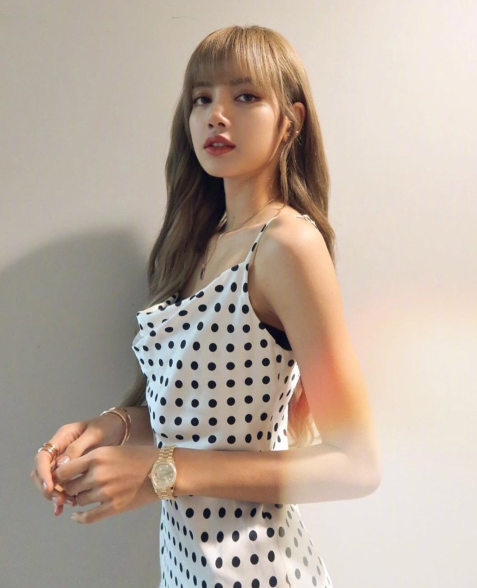 当人间芭比lisa遇上汉服,侧脸那一刻,才知什么叫古典美人