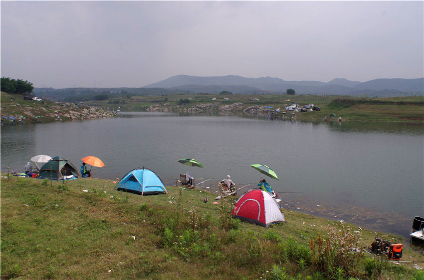 周末一大早,我们乘车来到离重庆10多公里的关门山水库.