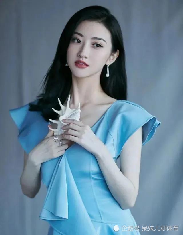 景甜穿衣穿出新高度,大胆上演蓝色魅姬!