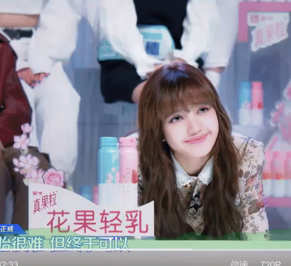 秦牛正威诗朗诵尬到扣脚,肢体不协调跳舞都不如宅男