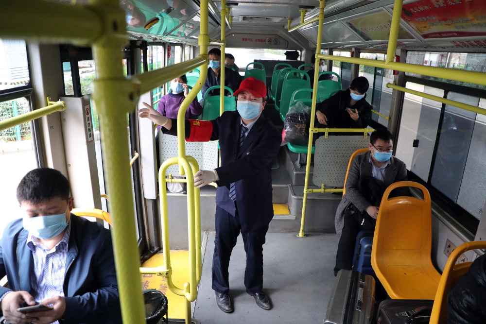 2020年3月25日,武汉汉口火车站,坐在公交车里的男子.