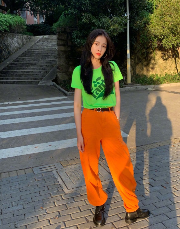 虞书欣是啥宝藏女孩?穿荧光绿露脐装秀腰,不想因"嘟嘟