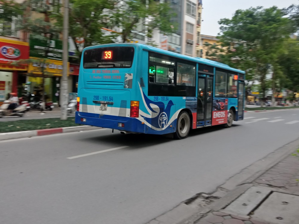 疫情观察:空空如也的河内公交与车水马龙的街道