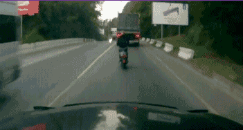 个人不得有下列行为:(一) 拼装机动车或者擅自改变机动车已登记的结构