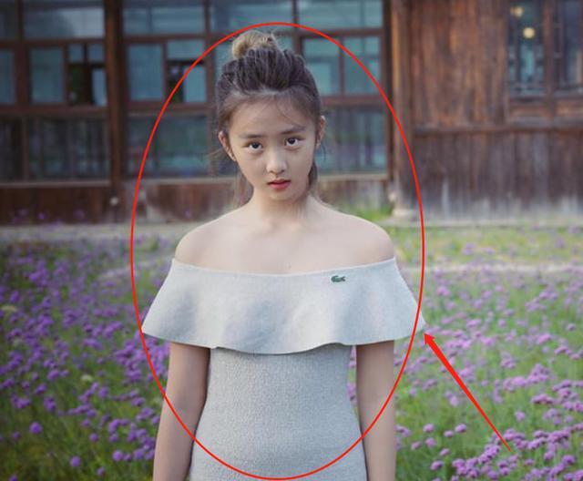 黄磊14岁女儿多多晒照,素颜穿背心出镜,这次网友的评论过于真实