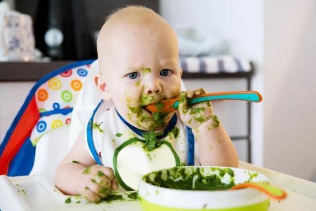 婆婆喂宝宝吃饭时,每次都举起勺子"转三圈",宝妈:真不