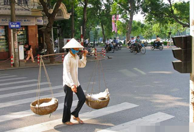 越南媳妇回娘家,看完她在农村的生活,终于明白为啥要嫁到中国!