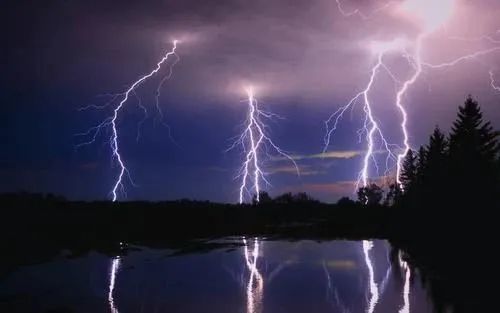 近期我省雷雨天气频繁,长沙一少年被雷击中!雷雨天气不能这样做!