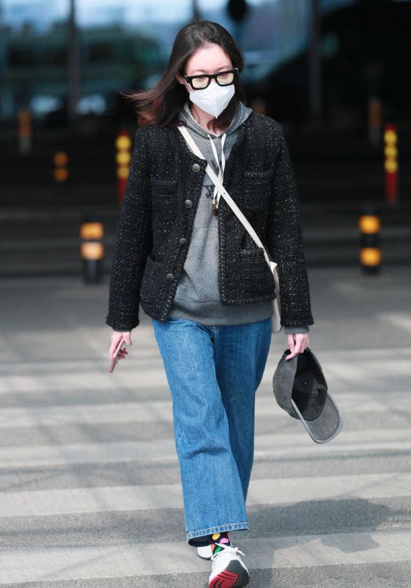高露机场街拍真低调,小香风外套配卫衣就出门,真当自己不够红啊