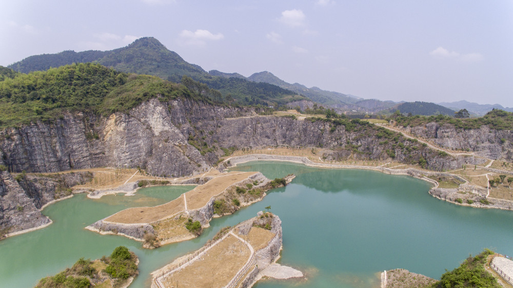 这是3月26日拍摄的重庆市渝北区铜锣山矿坑(无人机照片).