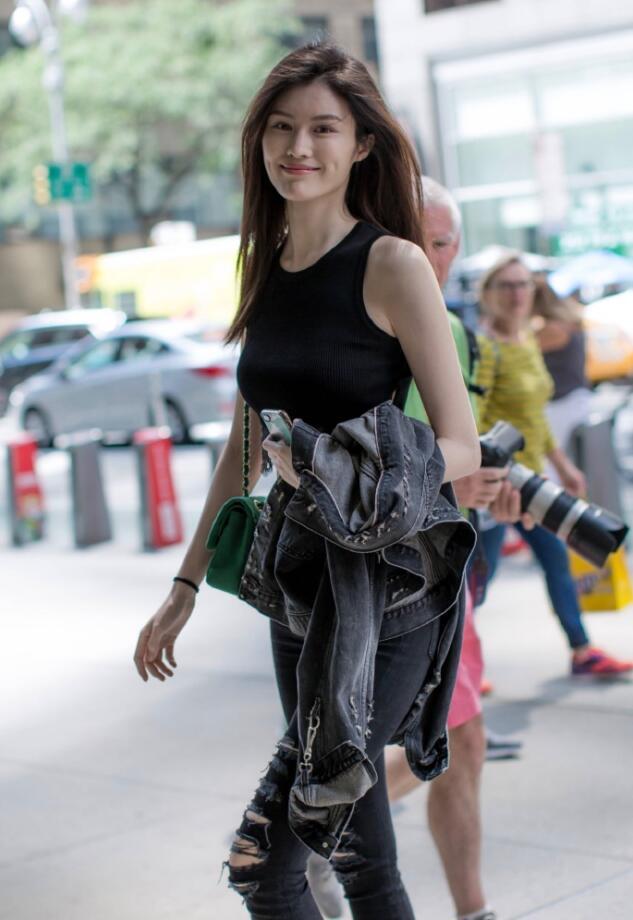 何穗街头秀火辣身材,露腰装配牛仔裤腰细腿长,模仿不来的性感