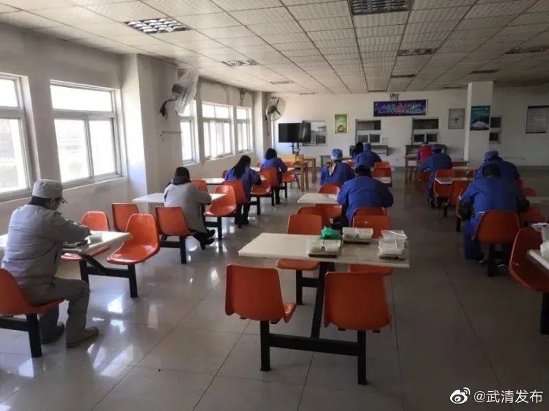 像一部分企事业单位和工厂还有员工食堂,员工吃饭仿佛是在参加考试,独